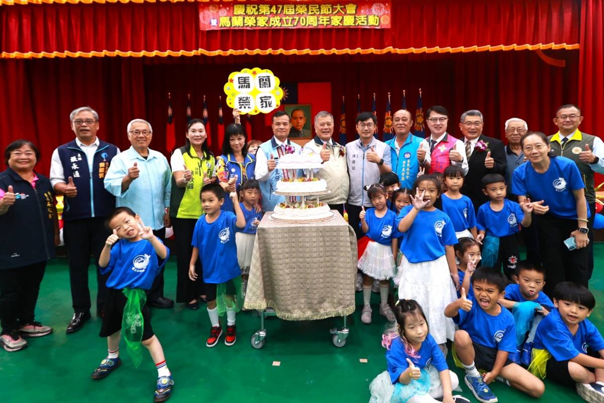 榮民節慶祝活動現場，榮民伯伯和各界貴賓齊聚一堂切蛋糕，小鯨鯊幼兒園的小朋友也開心的合影。