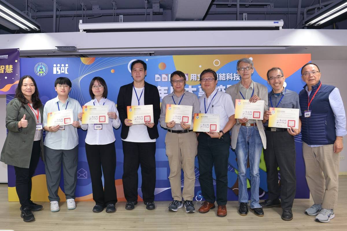 競賽所有得獎人及頒獎人合影 (教育部提供)
