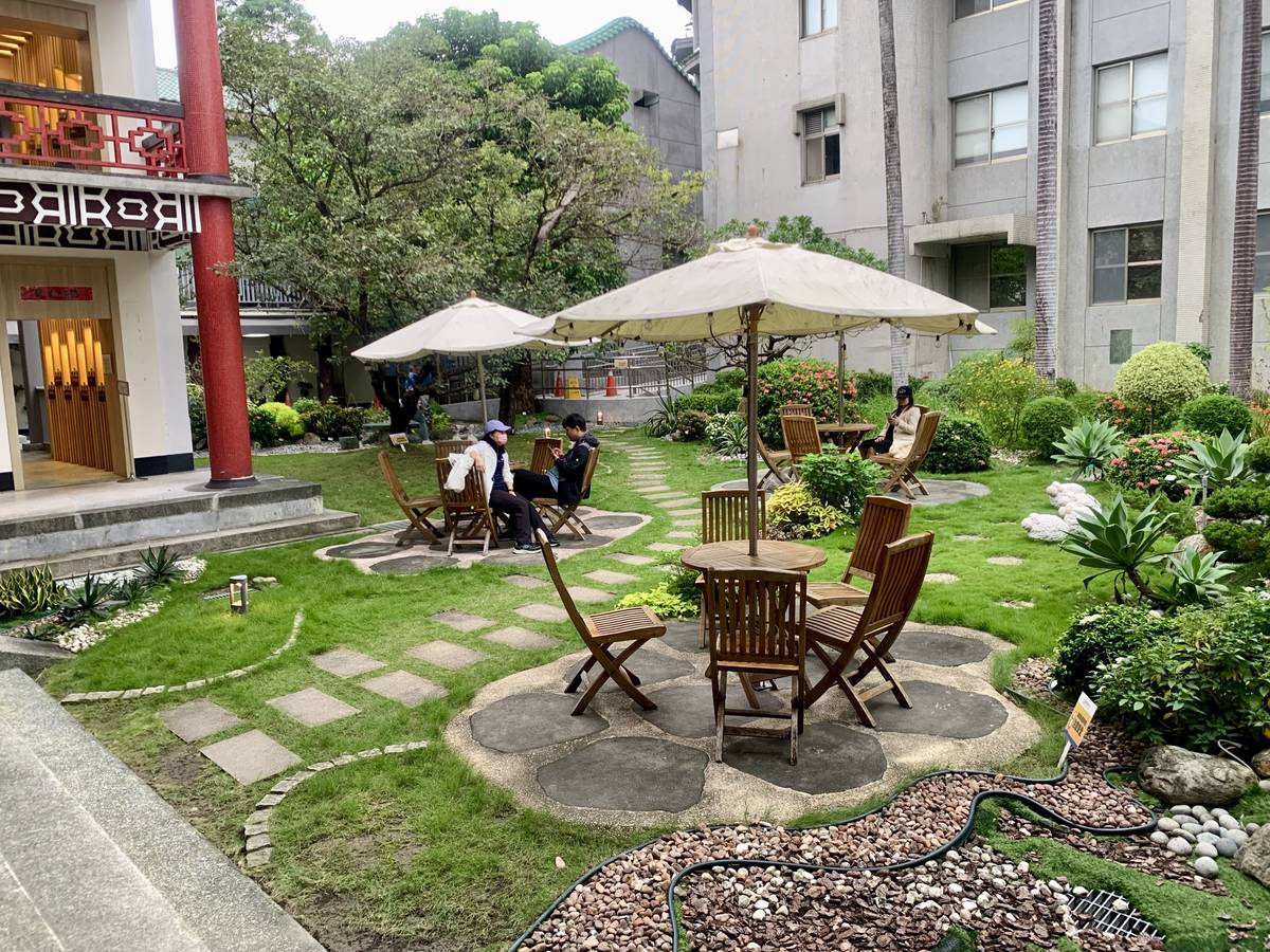 教育電臺中庭提供民眾休憩 (記者石耀宇攝)