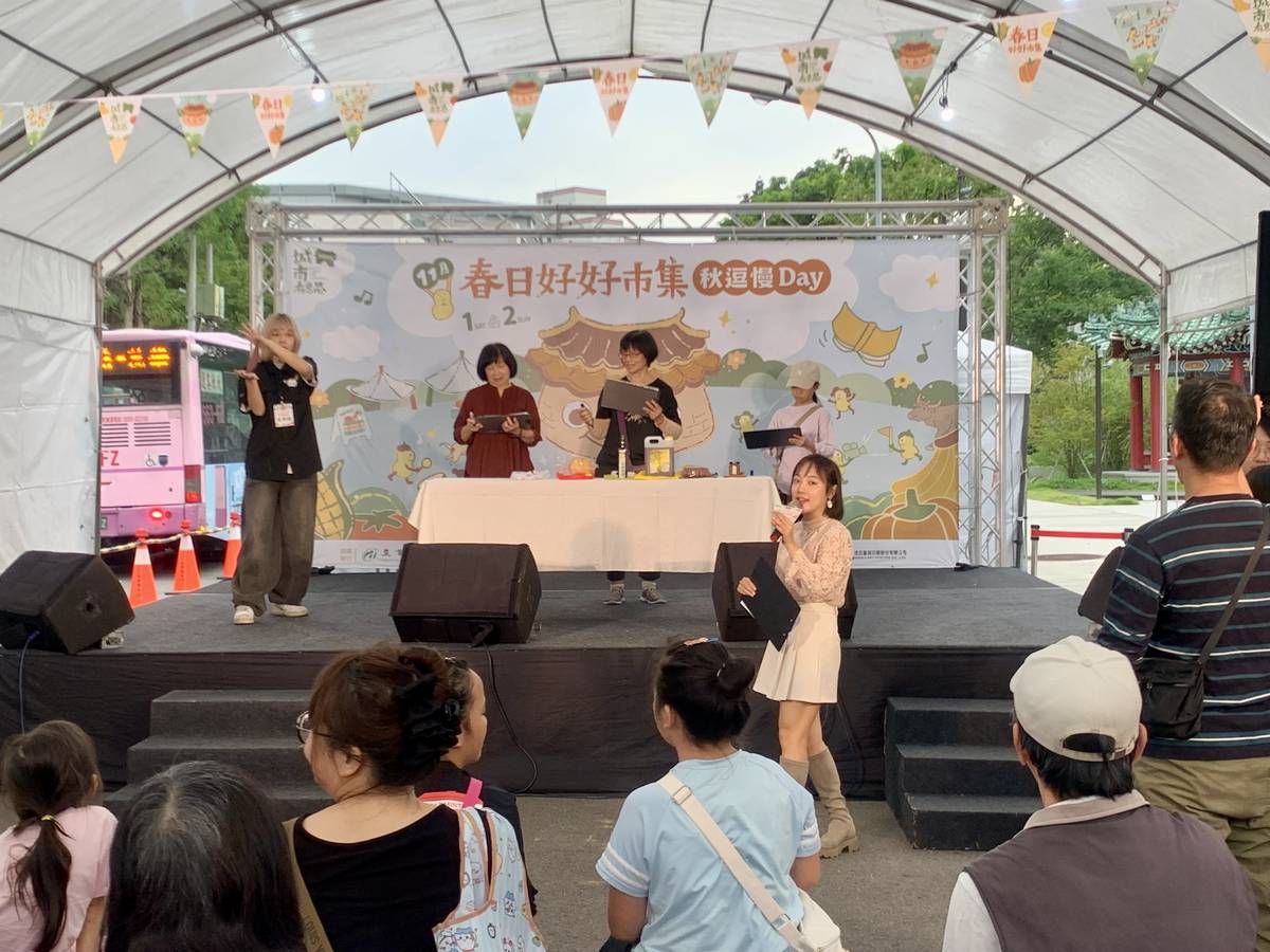 春日好好市集主舞臺定時有許多活動 (記者石耀宇攝)