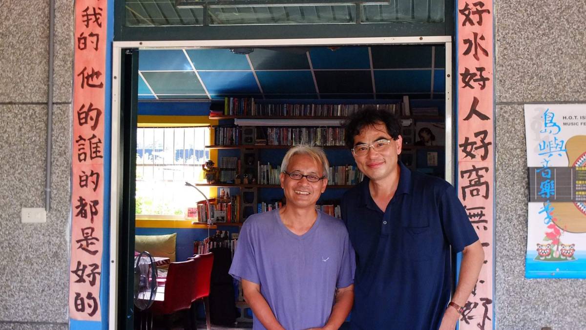 大武山吟遊歌手達卡鬧(左),與主持人劉智濬(右)