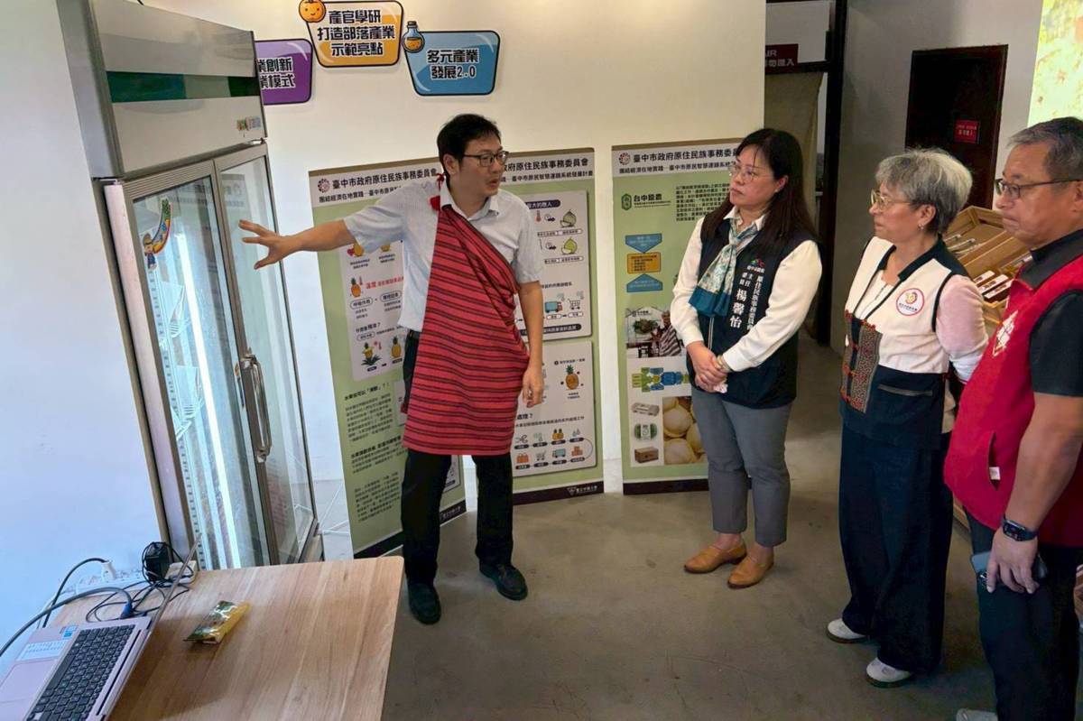 計畫主持人為出席來賓介紹直販所空間及產品