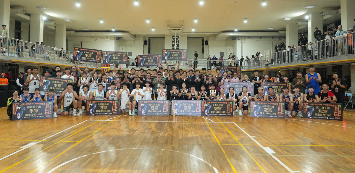 總統盃3x3籃球賽各組冠亞季軍合照。(運動部提供)