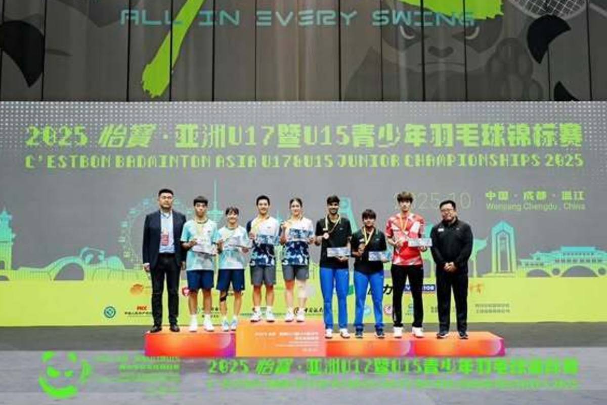 西松高中選手陳昱熹(左5)在羽球U17青少年羽球錦標賽上勇奪混雙冠軍