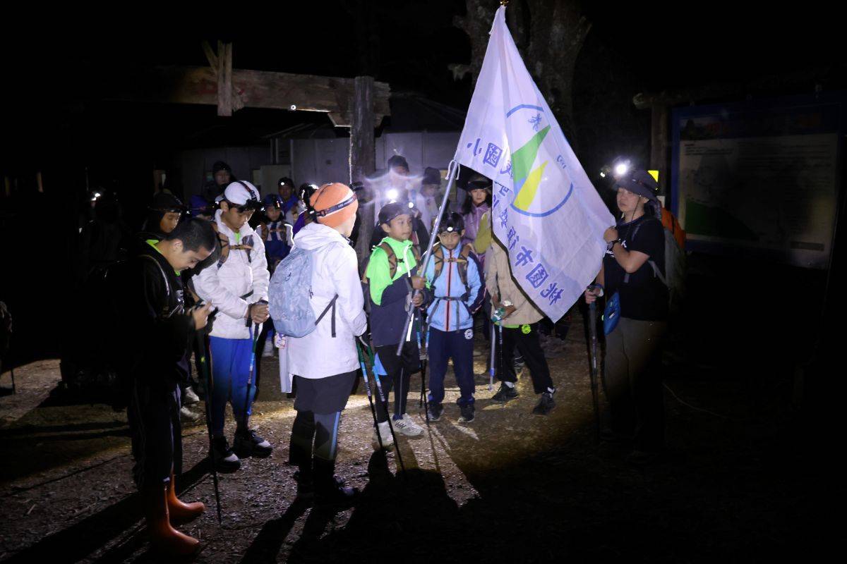 「聖山尋根之旅」凌晨出發前，長老為眾人祈禱
