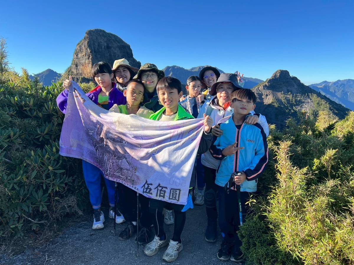 師生登上中霸坪