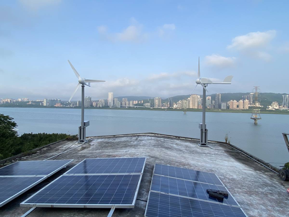 建置太陽能板及風力發電(八里區米倉國小)