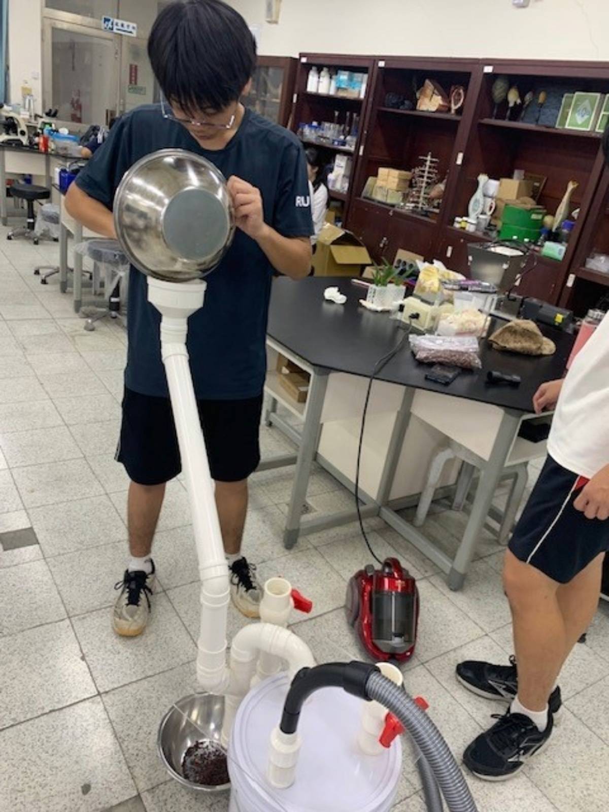 潮州高中學生使用破殼風選機將豆仁、豆殼分離