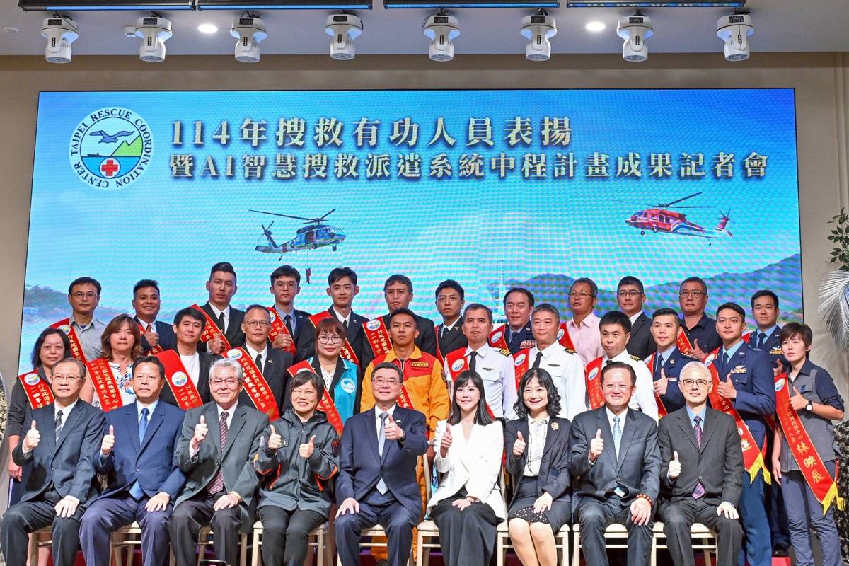 行政院院長卓榮泰出席「114年搜救有功人員表揚暨AI智慧搜救派遣系統中程計畫成果記者會」，與得獎人合影。(行政院提供)