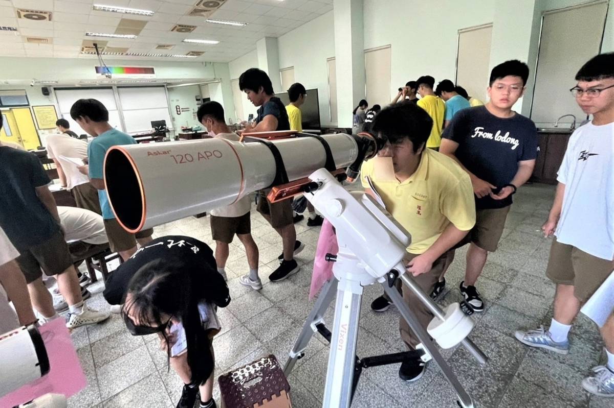 羅東高中學生操作折射式望遠鏡及赤道儀觀察目標物
