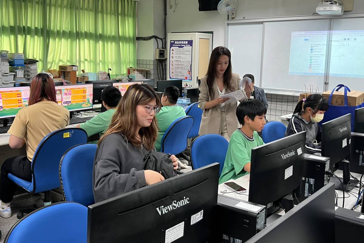 國中生透過線上學習平臺學習英語，大學生在陪讀過程即時給予鼓勵與建議