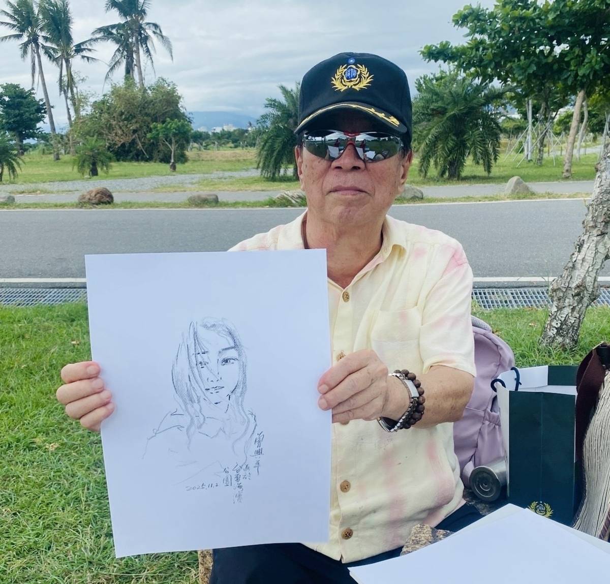 臺東在地藝術家曾興平教授，親自到場為大家畫素描。