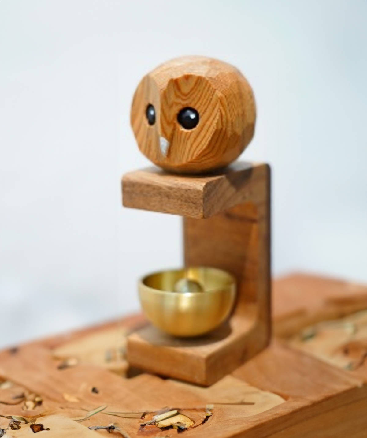 以國產材打造木質「森鴞-蘋果鳥門鈴」，完美還原草鴞的心型蘋果臉。