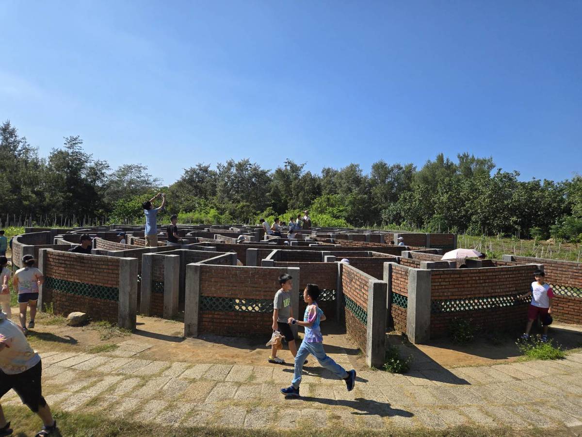 老梅公園體驗迷宮闖關遊戲
