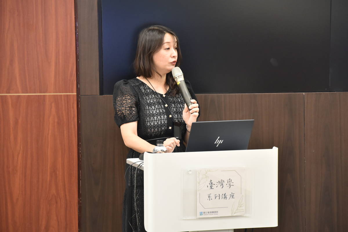 主講者王鈺婷教授分享臺灣女性作家書寫軌跡。(國臺圖提供)