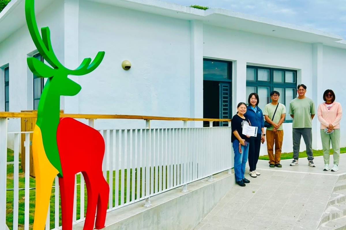 臺東縣政府教育處長蔡美瑤，前往建和部落教保中心，了解籌設進度以及地方幼托需求。