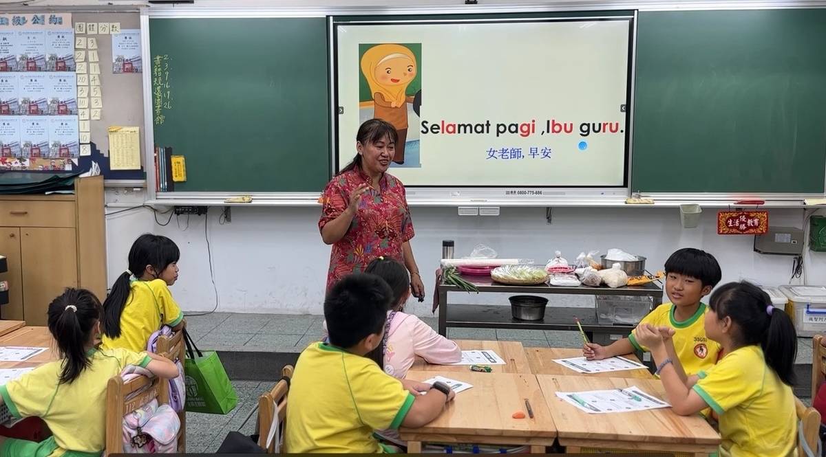 慕雅妮老師透過問候語與料理教學，讓學生在生活情境中體驗印尼文化。