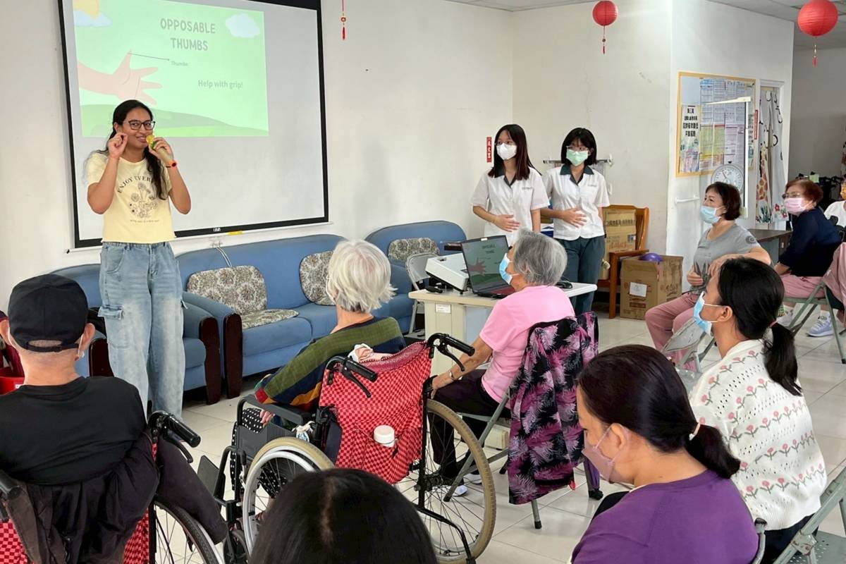 永仁高中學生攜時美籍學人 進社區教長輩說英文