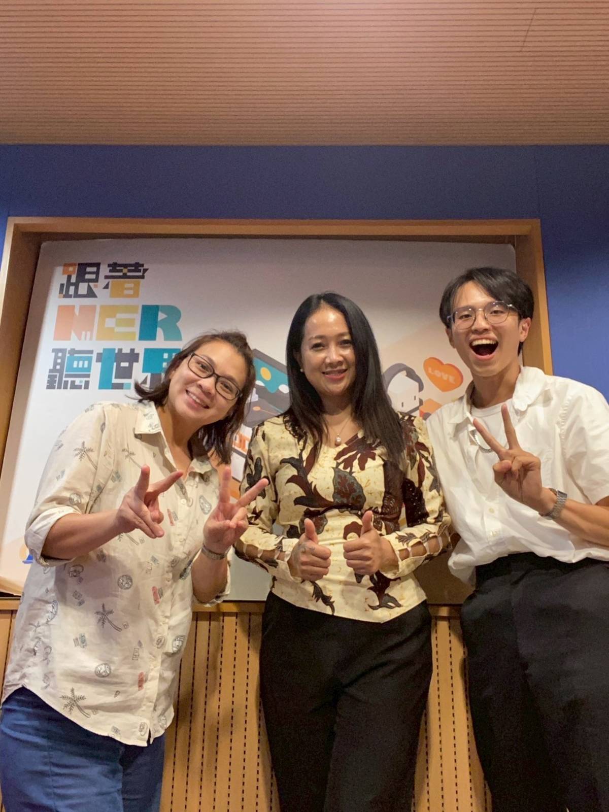 鄭尤莉和主持人合影