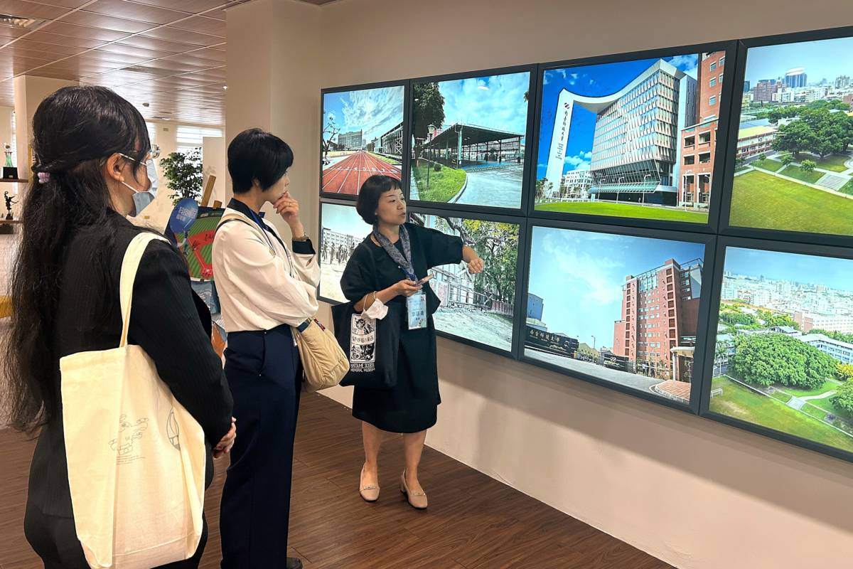 南臺科大代表團引導永村景子副教授參訪校史室。圖為永村副教授參觀校史室，藉此了解南臺科大的成立背景、辦學精神與「務實致用」的教育願景，為兩校未來的合作奠定共識基礎。