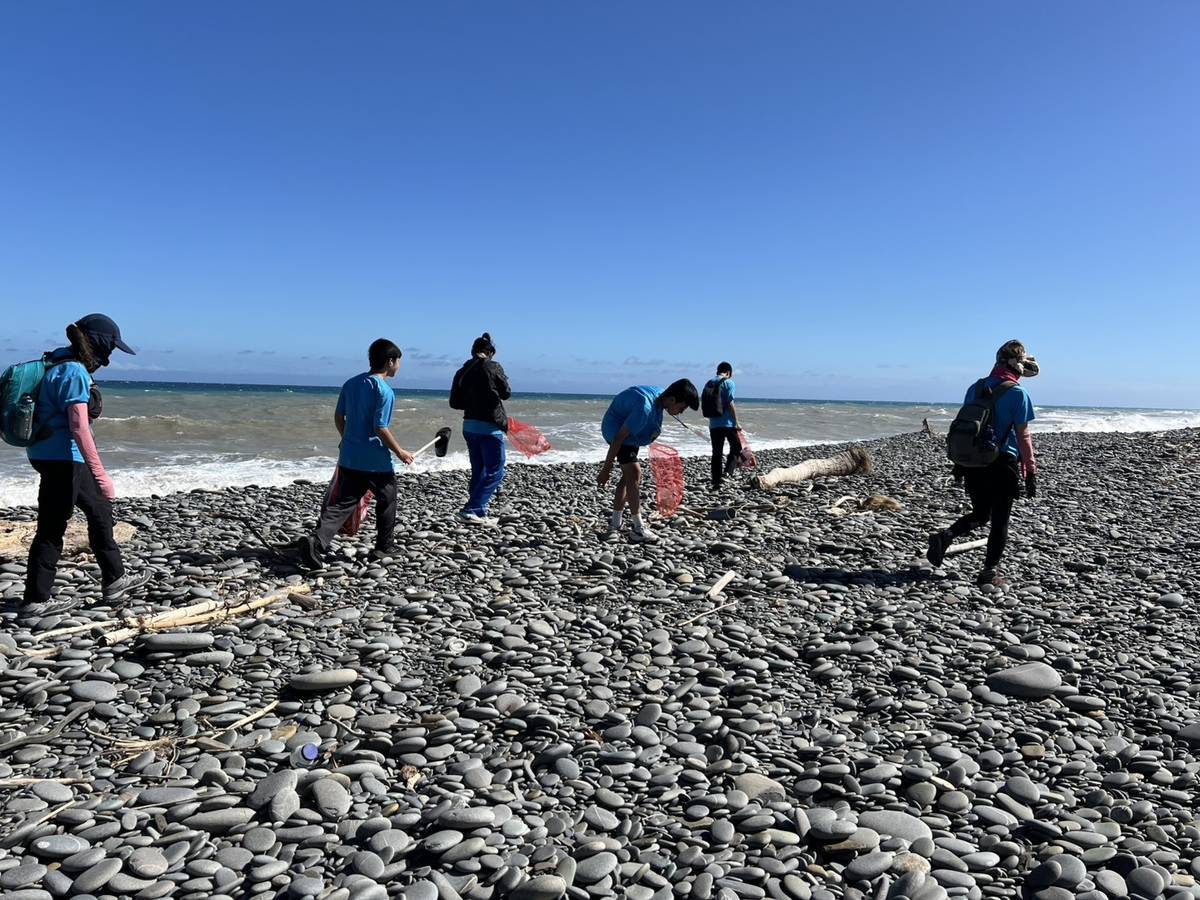 學生進行淨灘活動