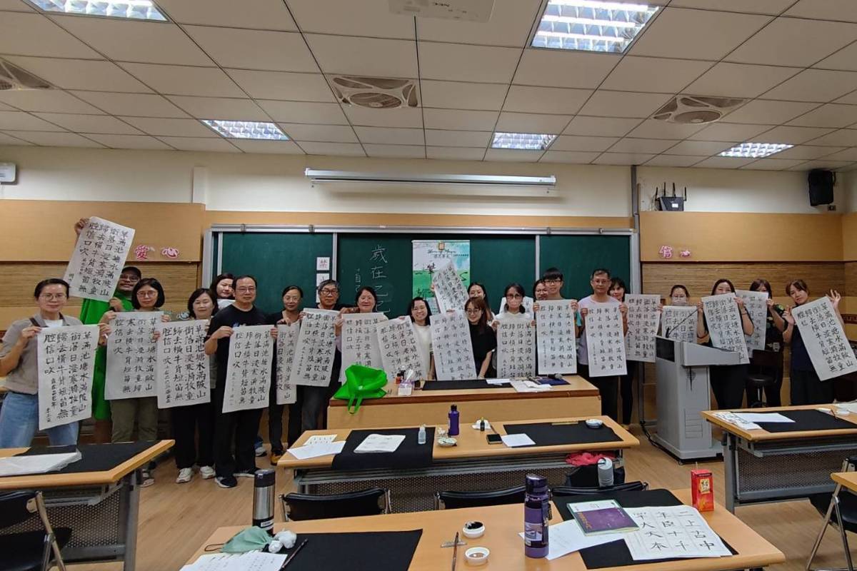 國立成功商水為滿足鎮民終身學習的渴望，創辦謬思學苑，第一堂課吸引十多位鎮民一同寫書法。