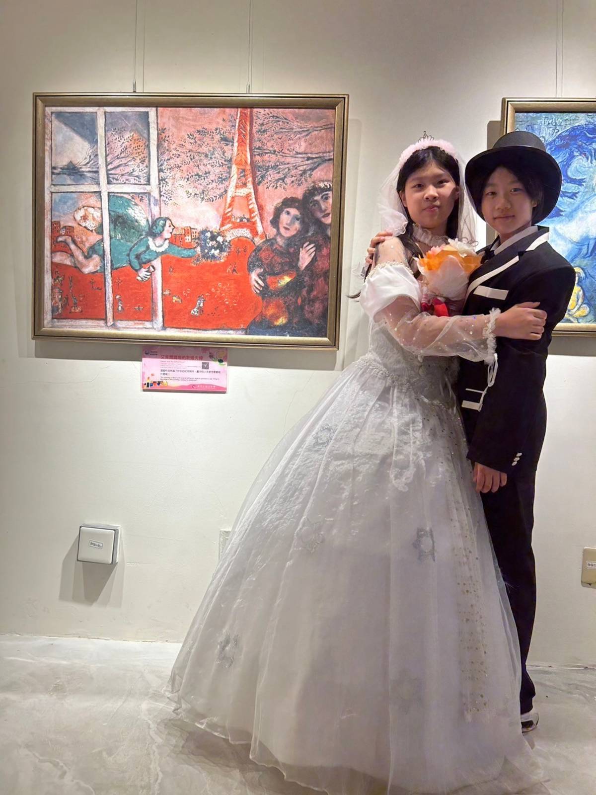 廣達文教基金會「夏卡爾愛與美的專賣店」特展在八德小故宮展出，學生裝扮名畫展演創意