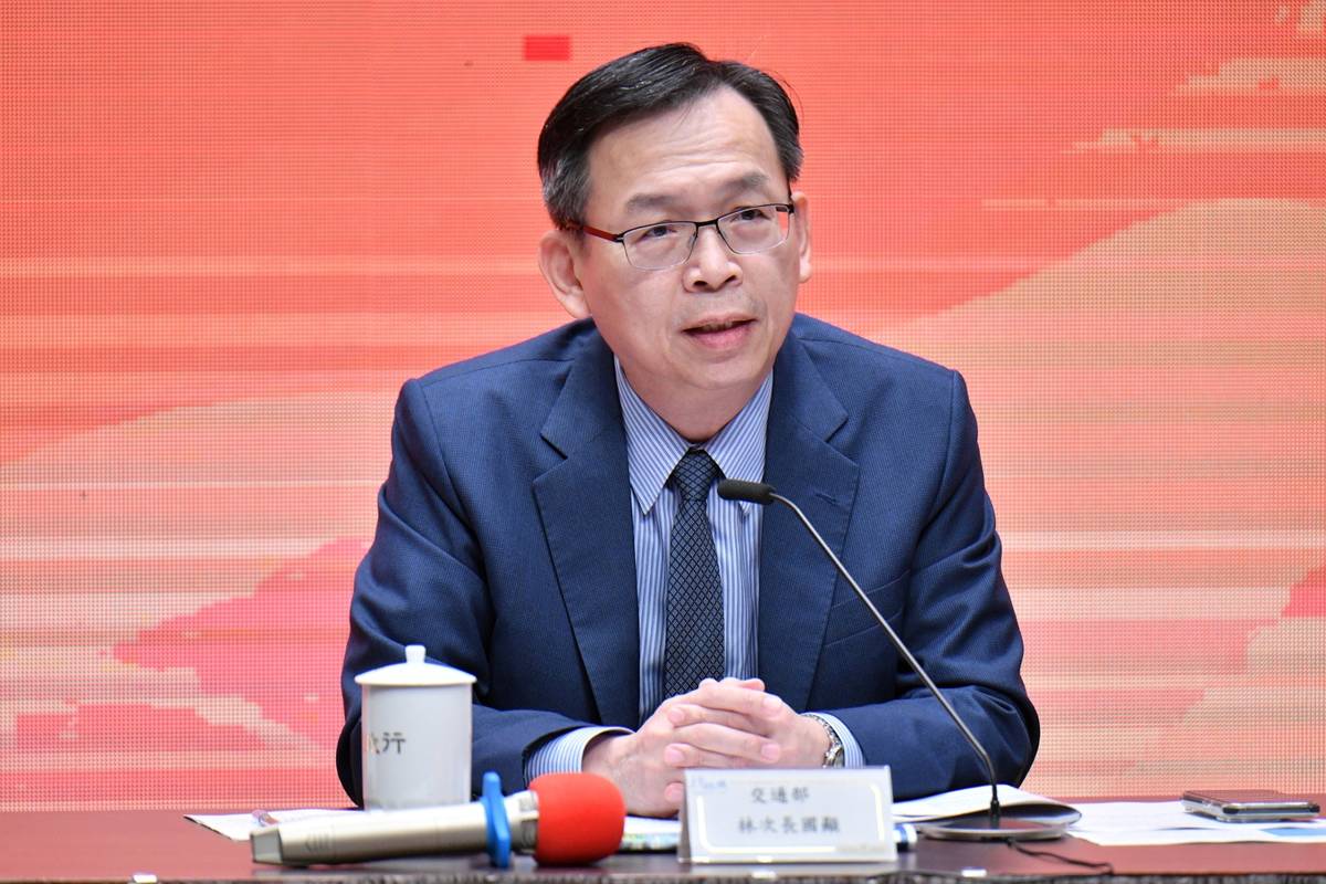 交通部次長林國顯說明政策。(行政院提供)