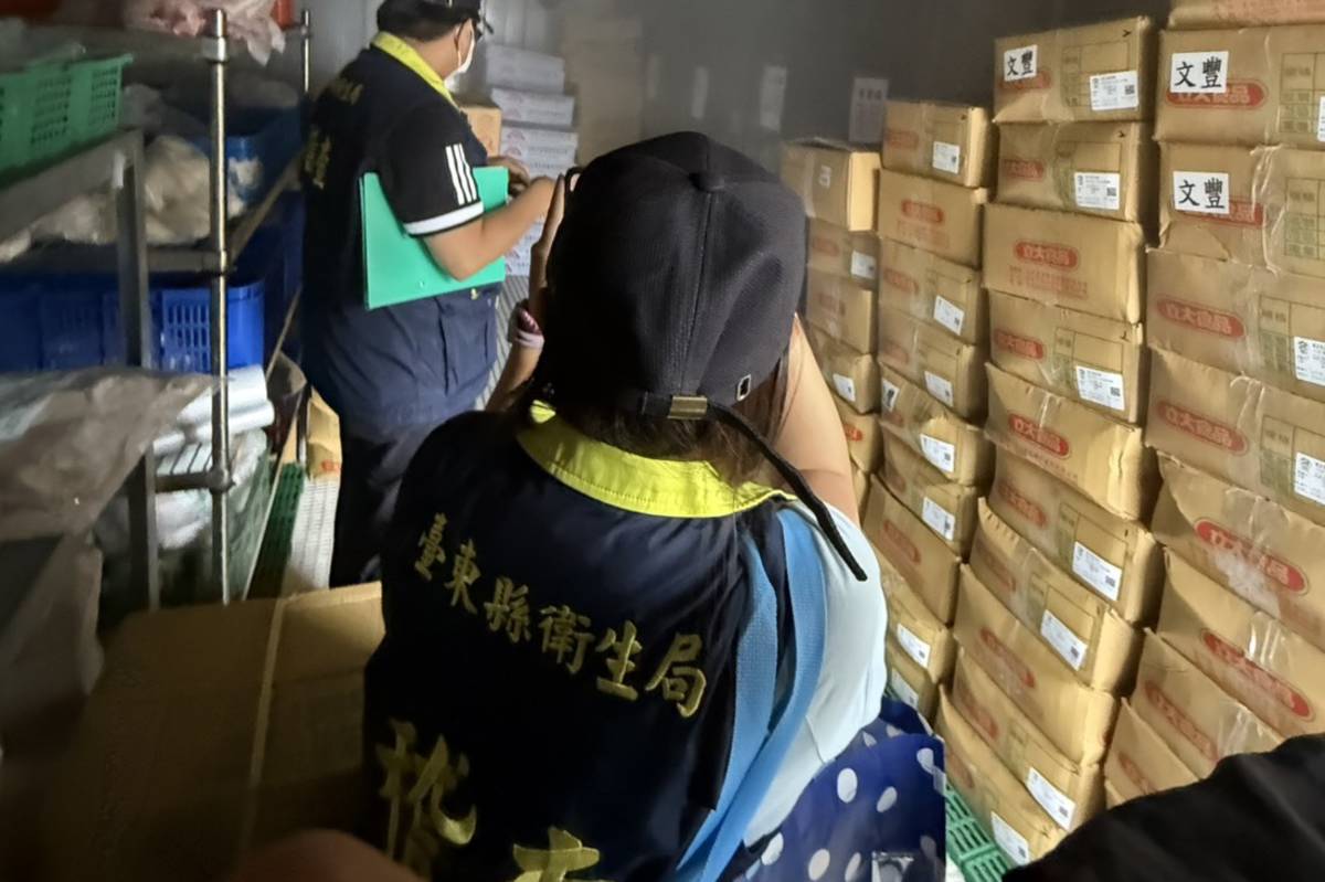 臺東縣衛生局持續稽查把關防範不法豬肉流入，分別針對營養午餐團膳業者、販售中國及東南亞食品餐飲販賣業者等，進行加強校園午餐與東南亞食品查核。