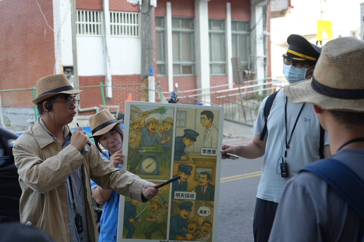 二林高中學生導覽員，講解由《臺灣民報》轉譯的漫畫內容