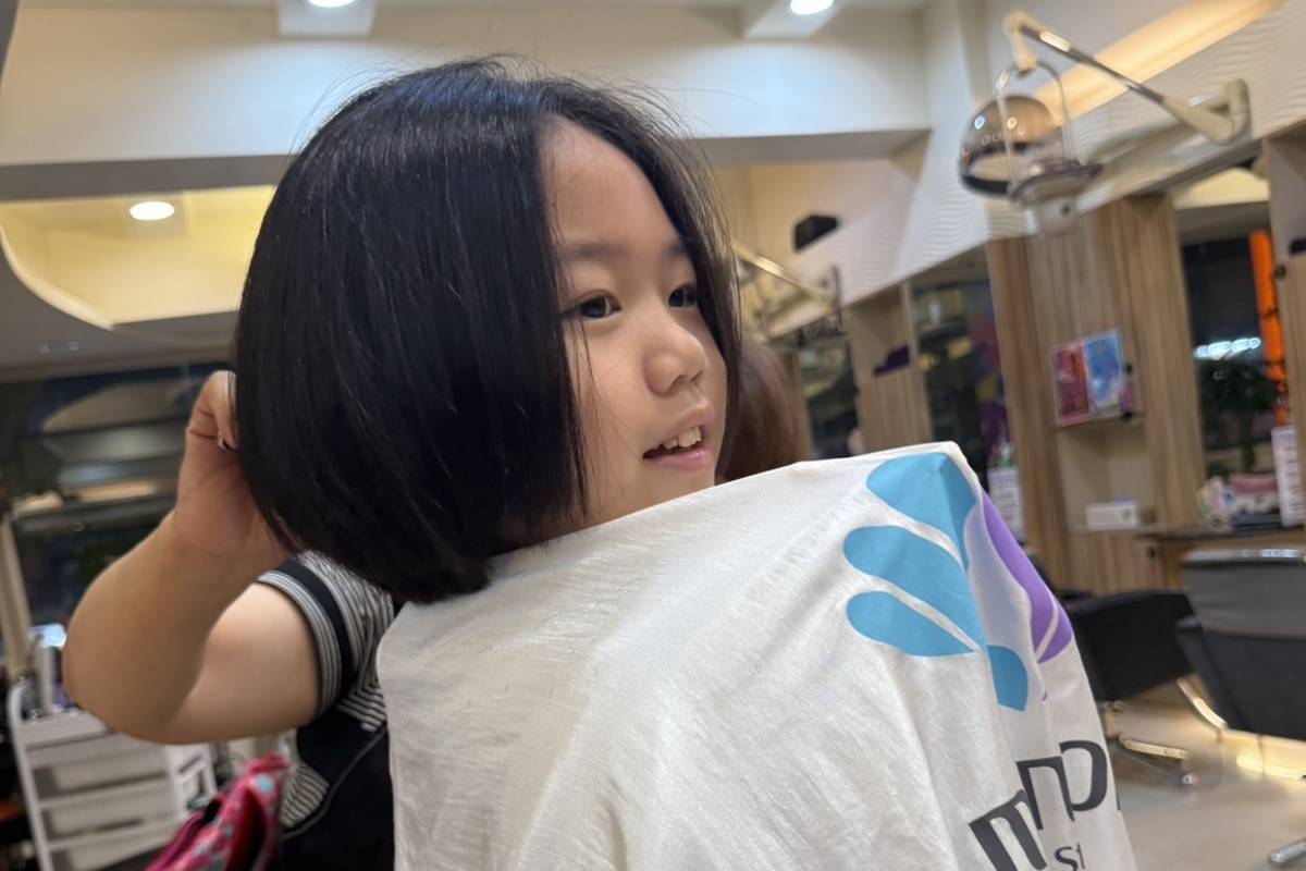 臺北市萬興國小學生王振蓉將留了2年的長髮剪下，捐贈給癌友做假髮