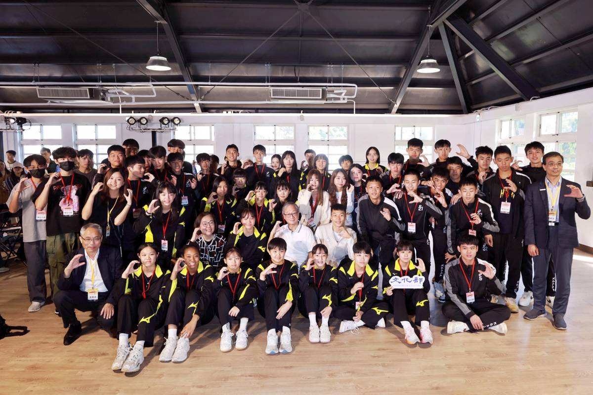 遠洋合作正式啟航 雙部長互相贈送禮物