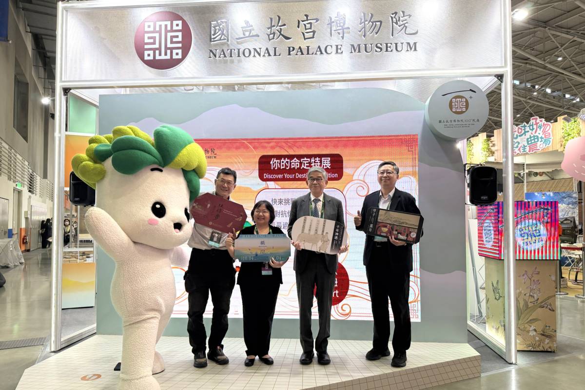 故宮黃永泰副院長(右二)親率故宮同仁與吉祥物小翠為台北國際旅展故宮展位揭開序幕。（故宮提供）
