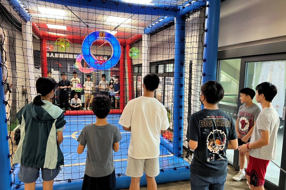 臺北市推出「無人機寒假營隊」，「足球無人機」課程讓學生操作無人機攻防與協作