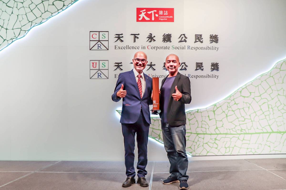 鄭憲宗校長(左)在師範學院院長賴亮郡教授的陪同下，代表東大接受「2025天下大學公民獎」冠軍殊榮