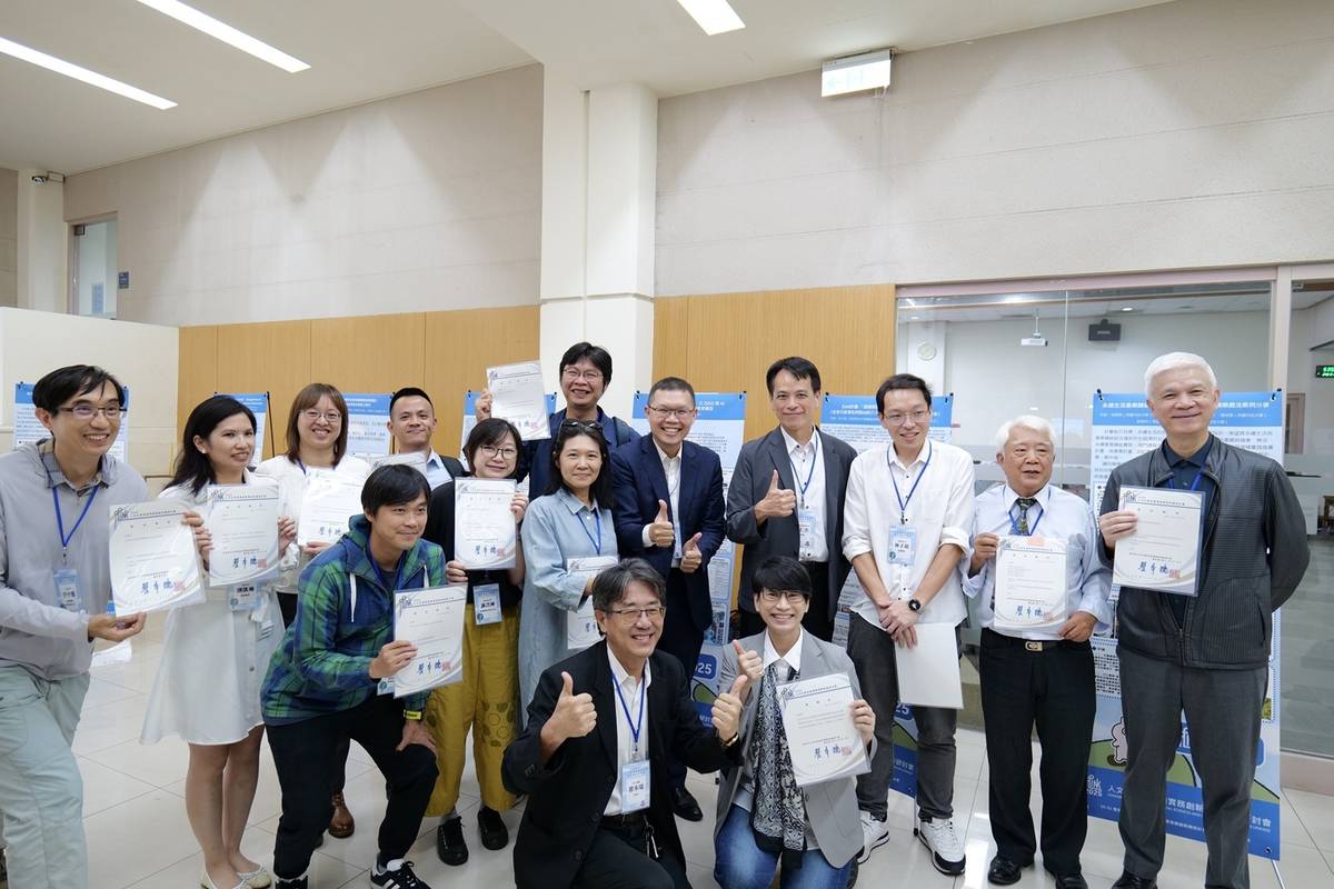 研討會海報場發表大合照 (教育部提供)