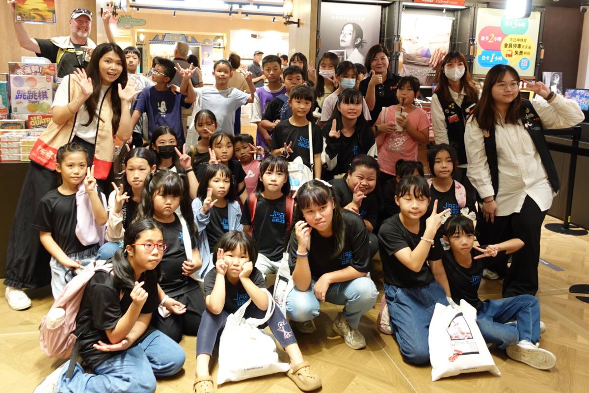 孩子們來到「誠品生活臺南」，翻閱繪本、感受書香的溫度。
