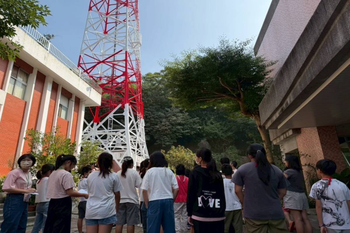 鐵塔49公尺高，將錄音室的聲音傳送到聽眾的耳中