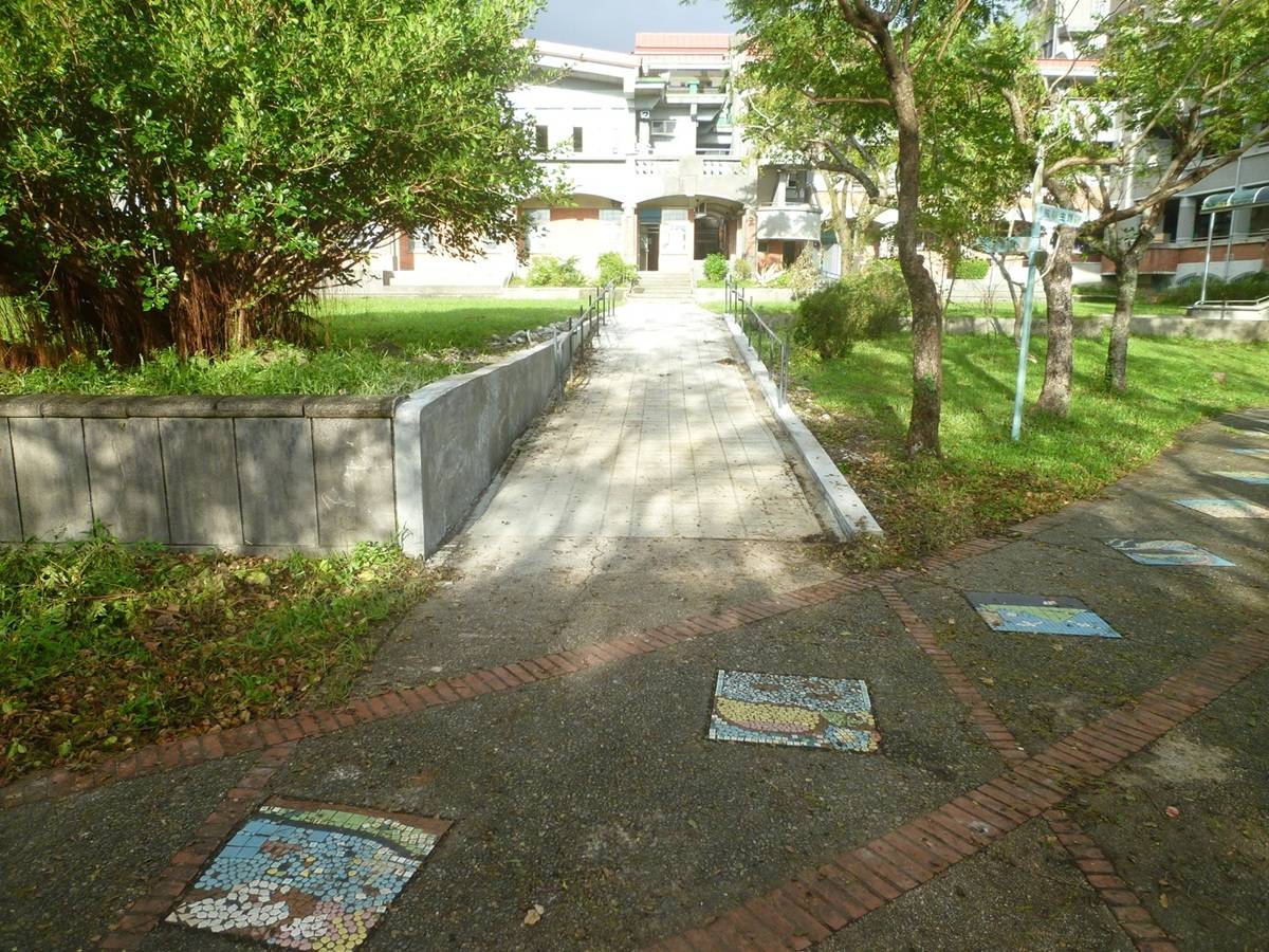 冬山國小行室外通路整修，並增設無障礙坡道，營造更友善、安全學習環境