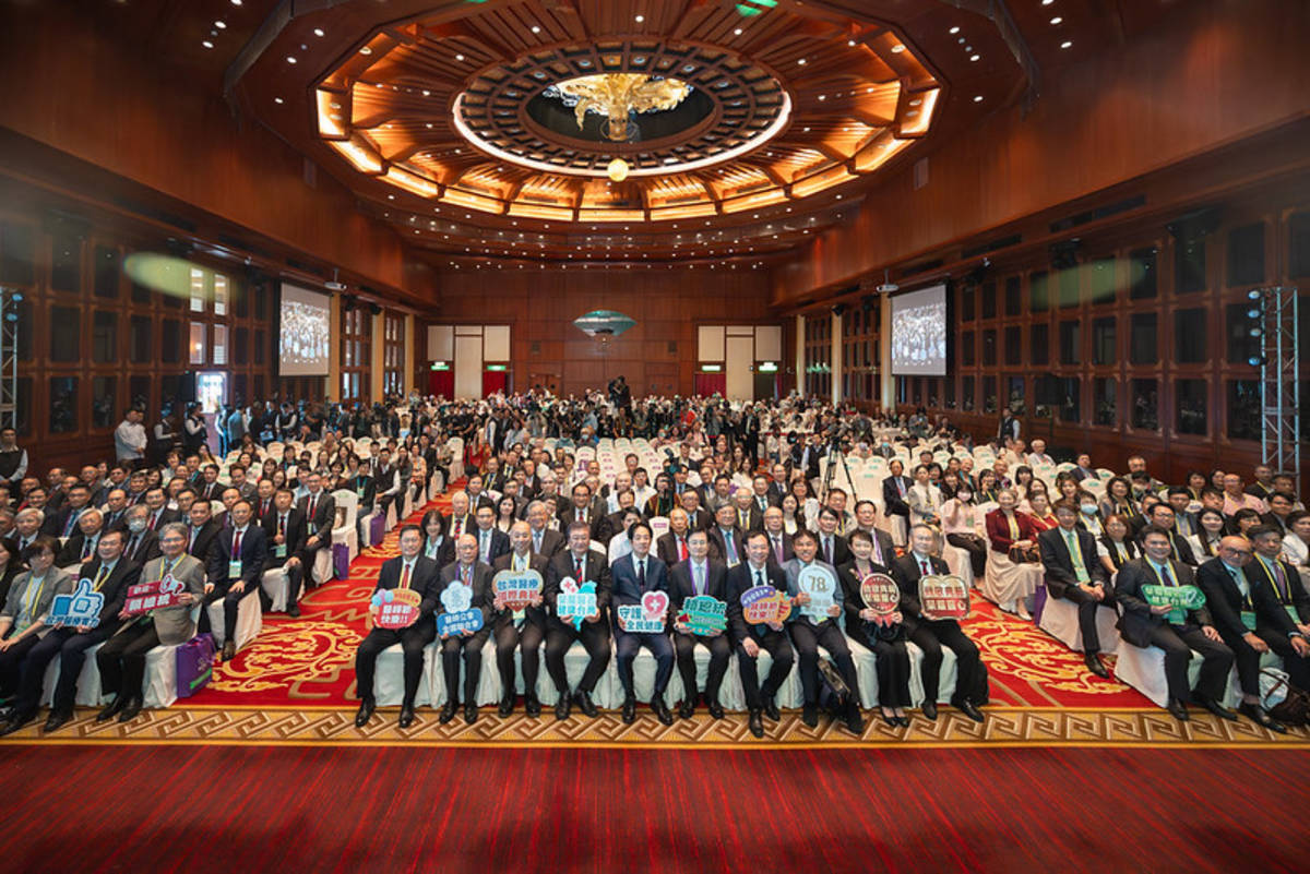 「第78屆醫師節慶 祝大會暨資深醫師&醫療典範獎&醫療貢獻獎&臺灣醫療報導獎頒獎典禮」大合影 (總統府提供)