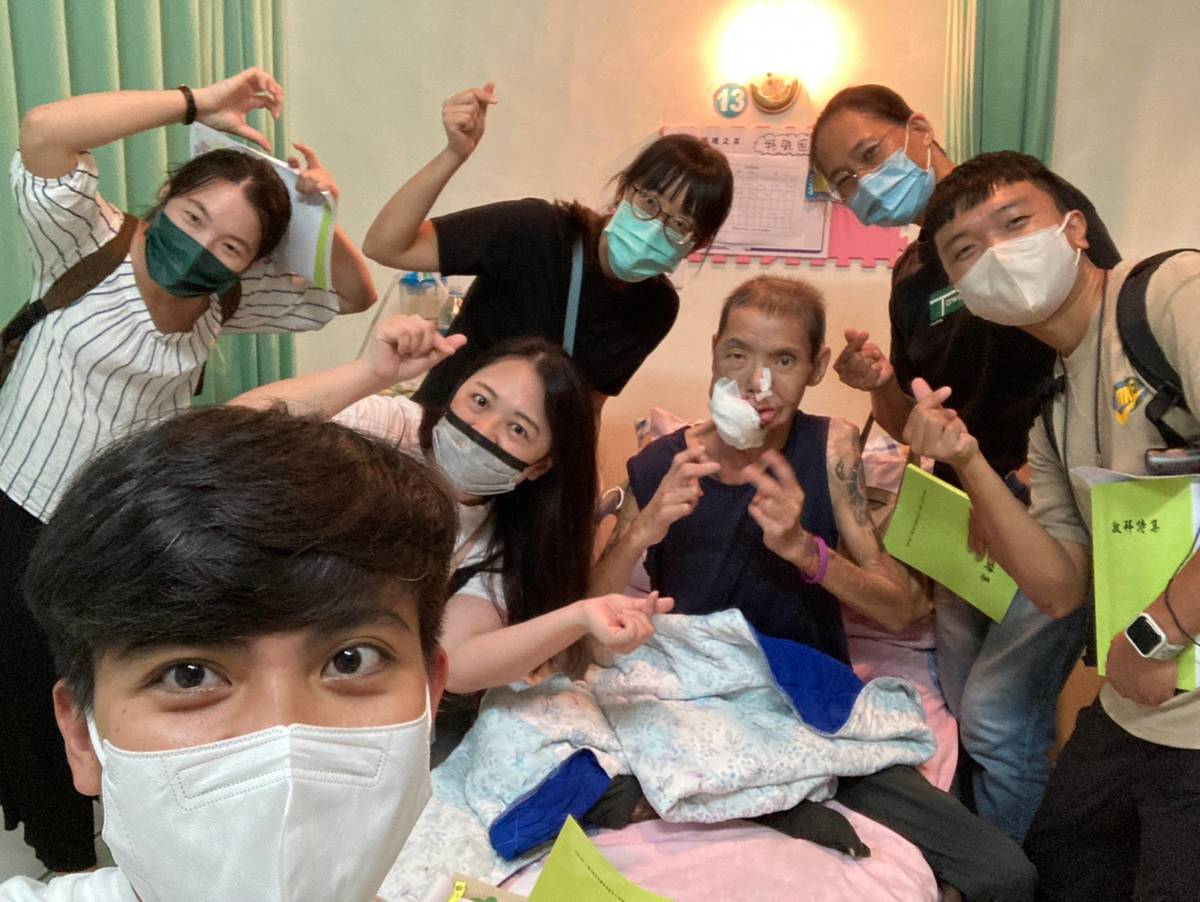 東基安寧共照團隊陪伴安寧病人阿村唱詩歌 (臺東基督教醫院提供)