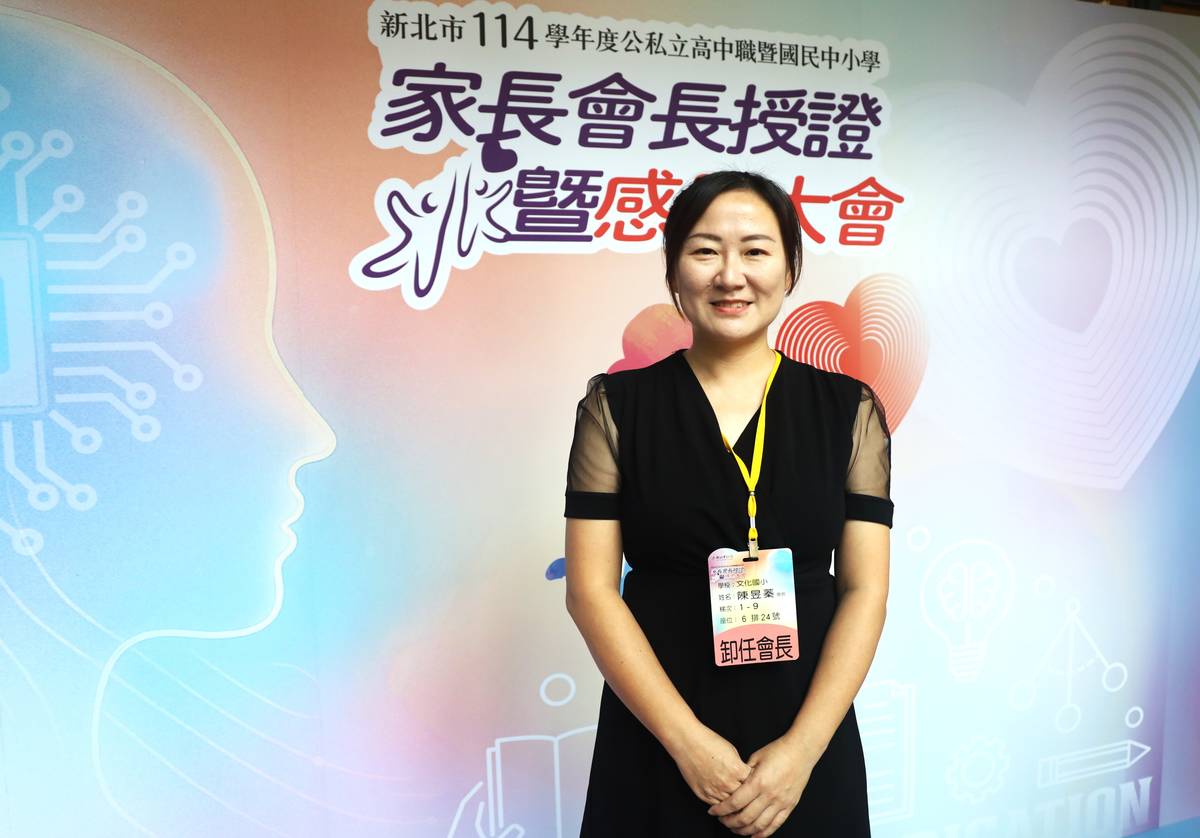 文化國小家長會長陳昱蓁以香氛專業設計「玫瑰蠟燭」課程，讓孩子用香氣傳遞感謝