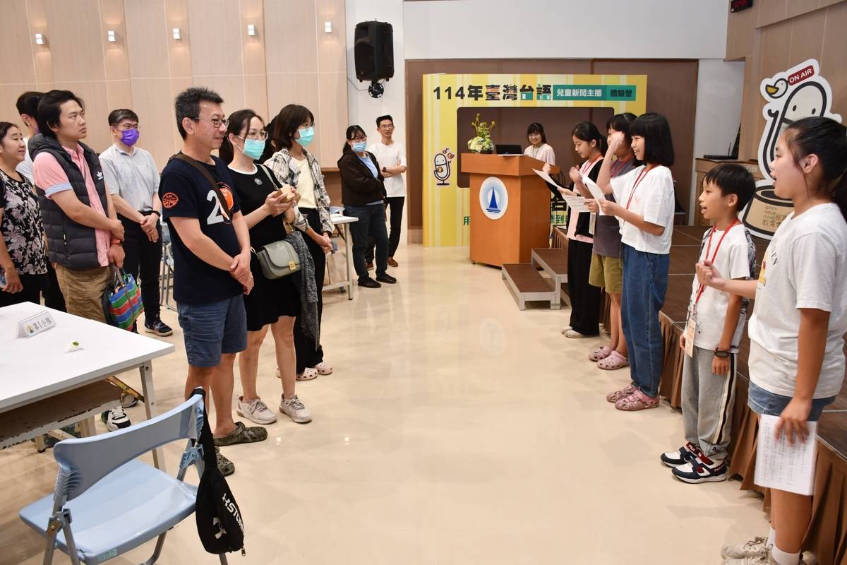 小小導覽員向家長介紹多功能廳與電臺的好節目。