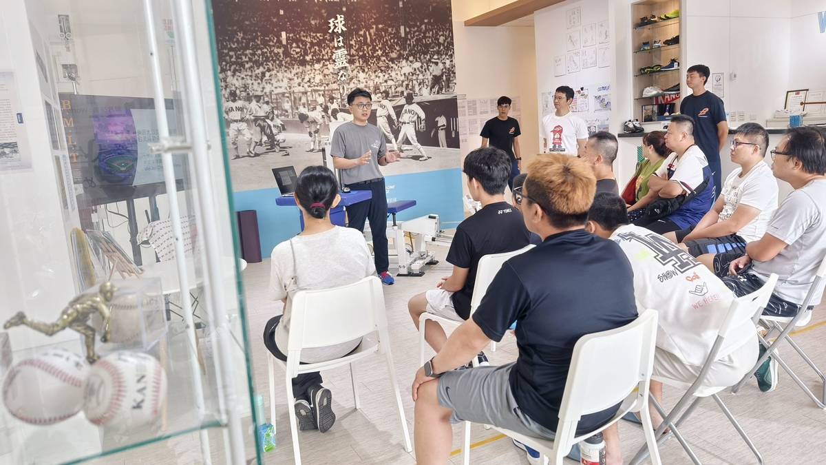 家長與運動員，每月運動講座。講師為嘉義大林慈濟醫院運醫中心陳韋任醫師。