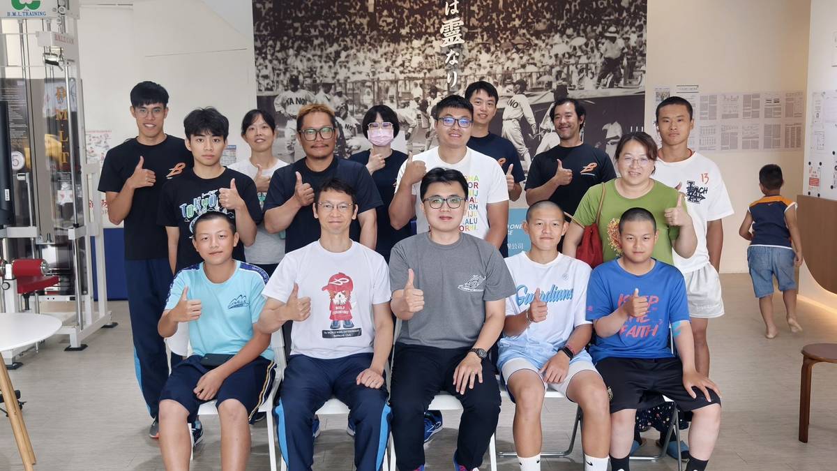 world wing 台中訓練中心講座後留影。（前排左二，東山禮治、）