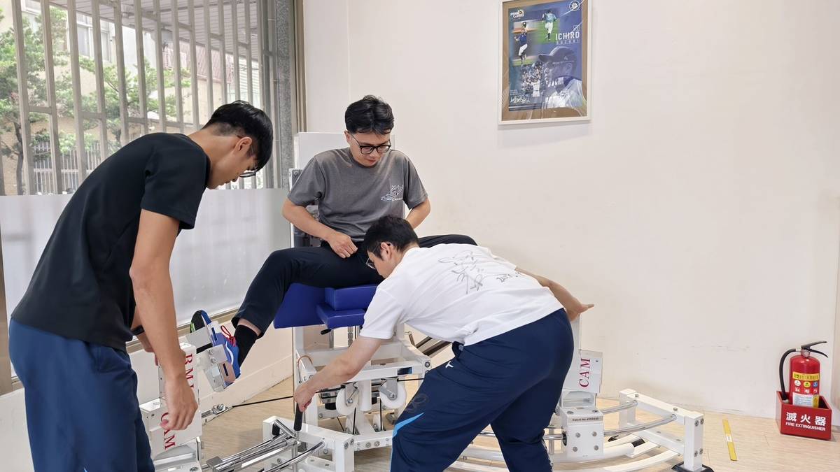 （後中）嘉義大林慈濟醫院運醫中心主任陳韋任醫學博士初動負荷訓練初體驗，（前中）日本骨科醫師　東山禮治