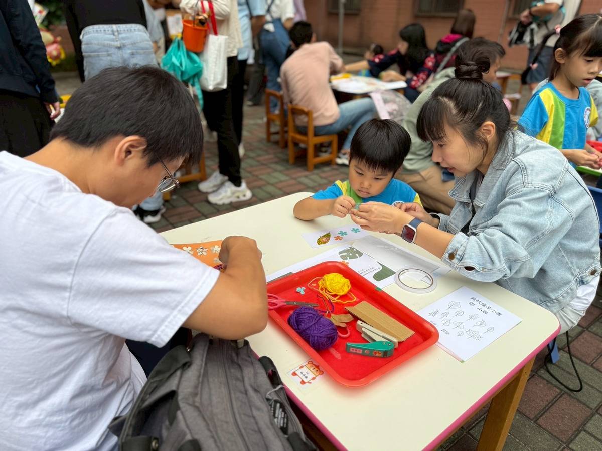 親子一起製作葉子書籤