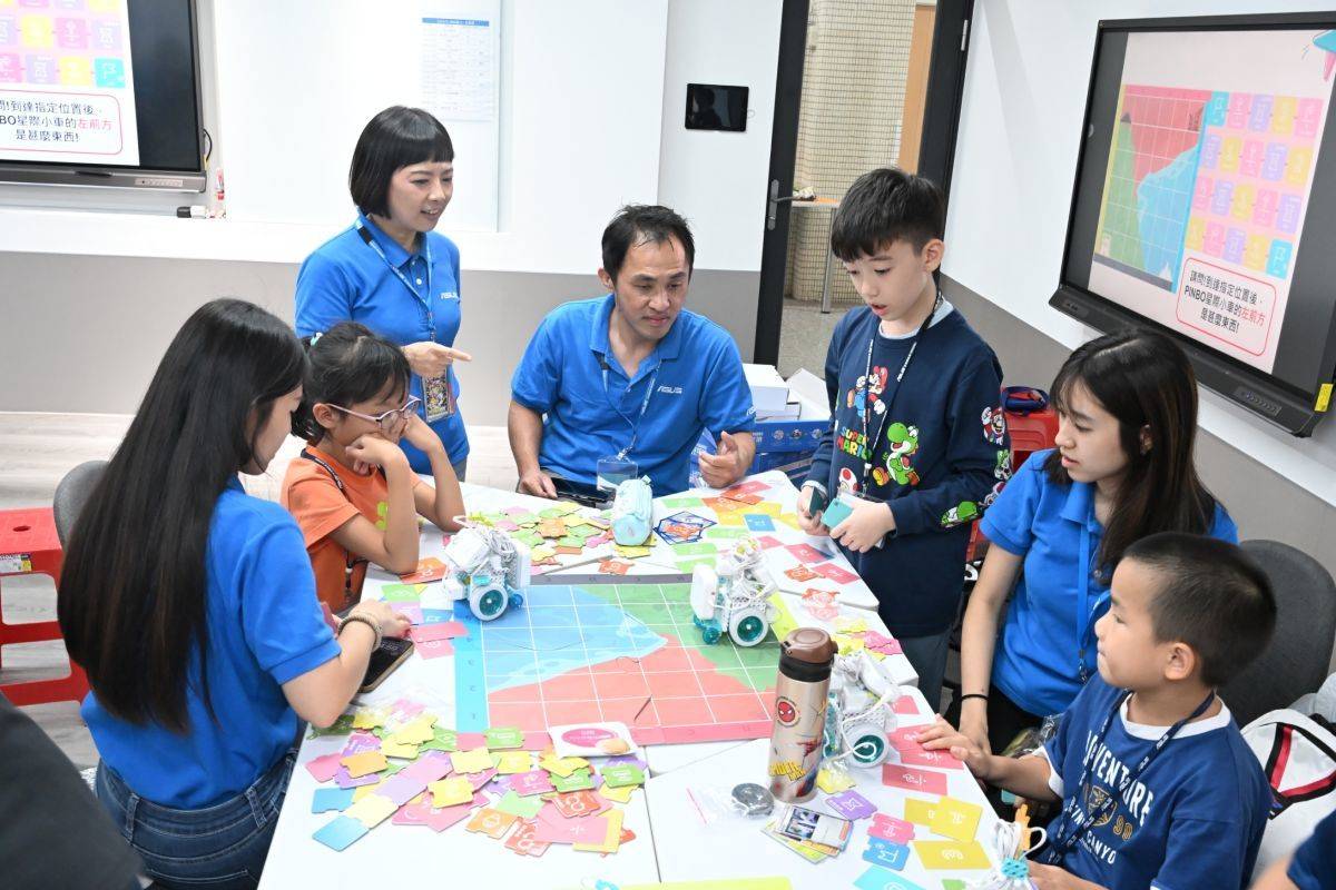 學生們共同討論如何引導小車行走，展現合作與創意思考能力