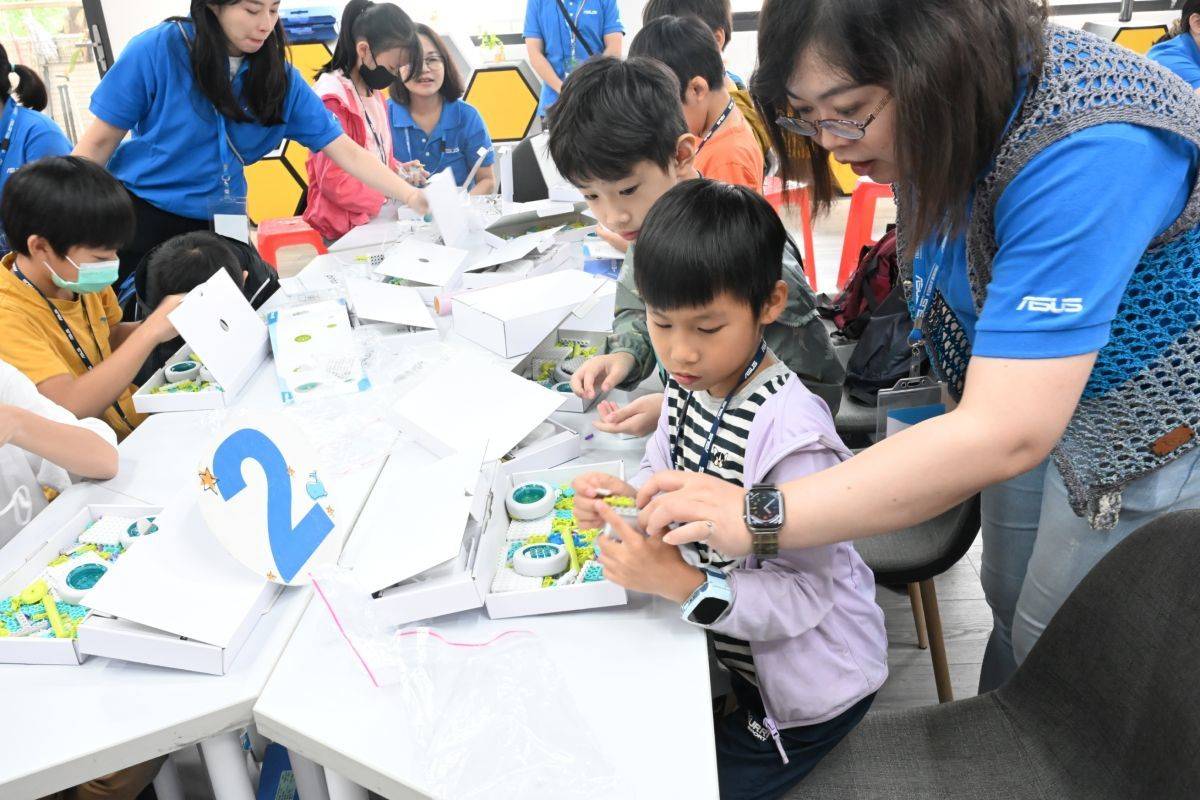 企業志工前進北市逸仙國小，帶領學生體驗PINBO小車的組裝和操控


