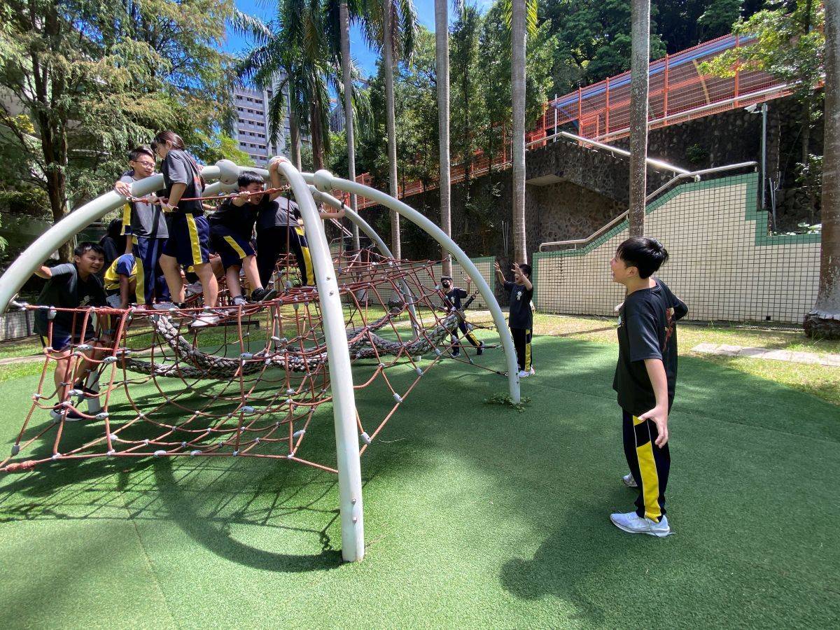 學生表演外來種入侵本土生態棲地